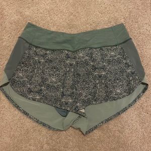 Hudson 4" Short in Pebbled Evergreen